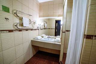 Отель Poseidon Hotel Мариуполь Улучшенный двухместный номер с 2 отдельными кроватями-1