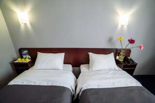 Отель Poseidon Hotel Мариуполь Двухместный номер с 1 кроватью или 2 отдельными кроватями-1