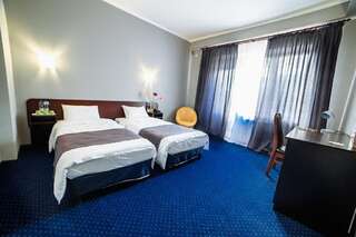 Отель Poseidon Hotel Мариуполь Двухместный номер с 1 кроватью или 2 отдельными кроватями-2