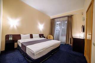 Отель Poseidon Hotel Мариуполь Двухместный номер с 1 кроватью или 2 отдельными кроватями-4